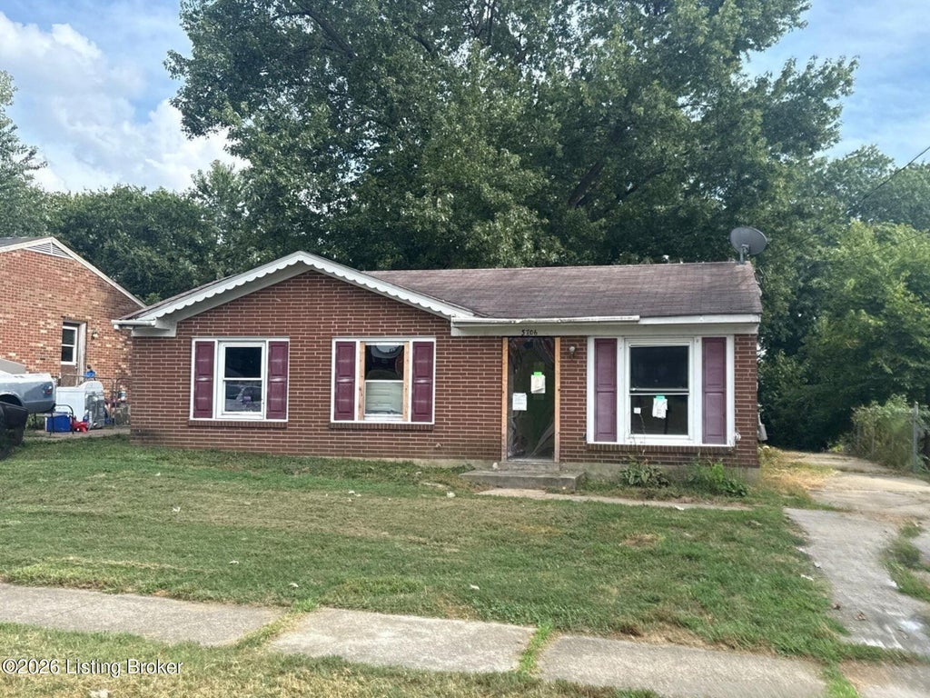 Photo of 5706 Toebbe Ln, Louisville, KY 40229 (MLS # 1729811)