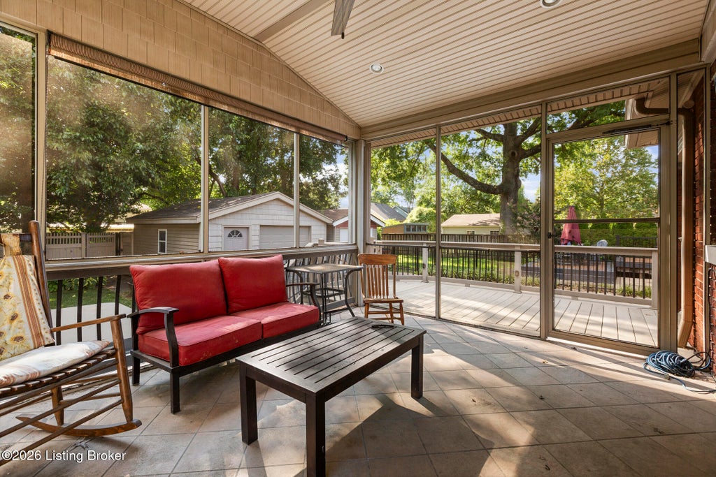 Photo of 208 Oxford Pl, Louisville, KY 40207 (MLS # 1732797)