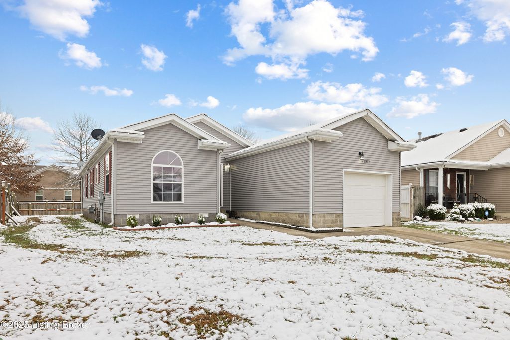 Photo of 8817 Woodpointe Blvd, Louisville, KY 40219 (MLS # 1704803)