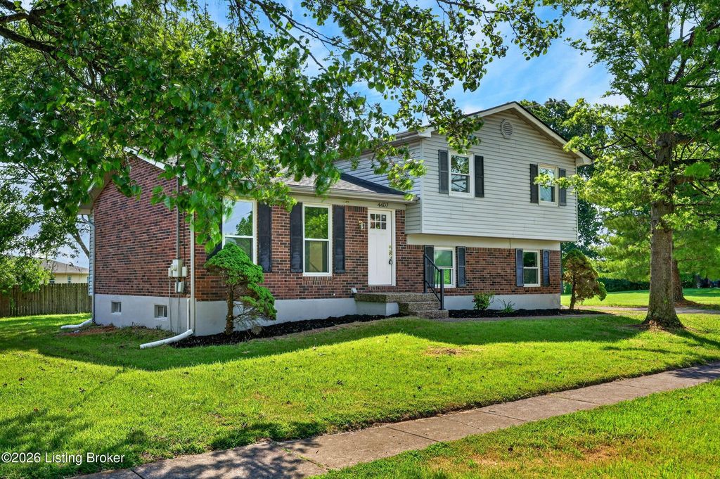 Photo of 4407 Chenwood Ln, Louisville, KY 40299 (MLS # 1717953)