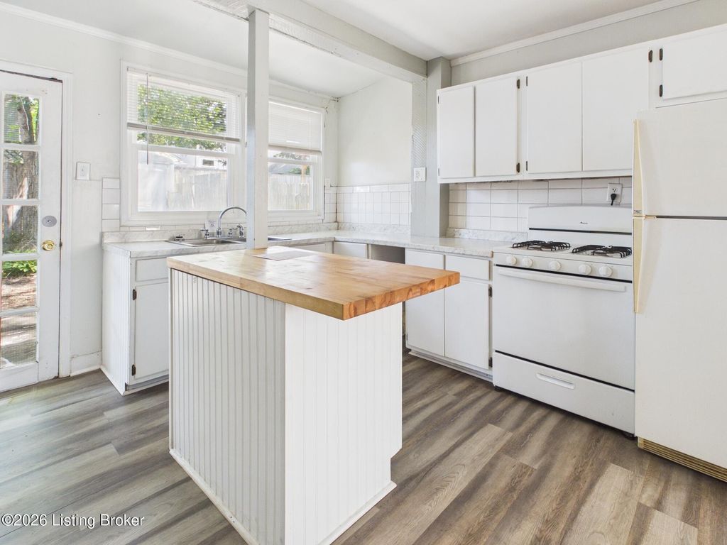 Photo of 825 Schiller Ct, Louisville, KY 40204 (MLS # 1715762)