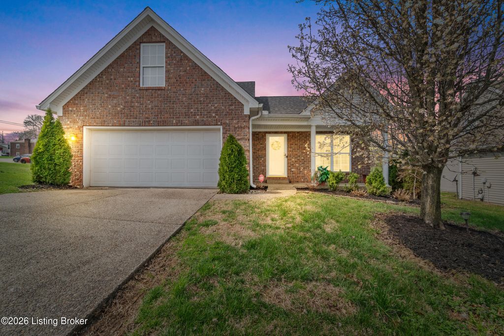 Photo of 2912 Hewitt Place Ct, Louisville, KY 40299 (MLS # 1711811)