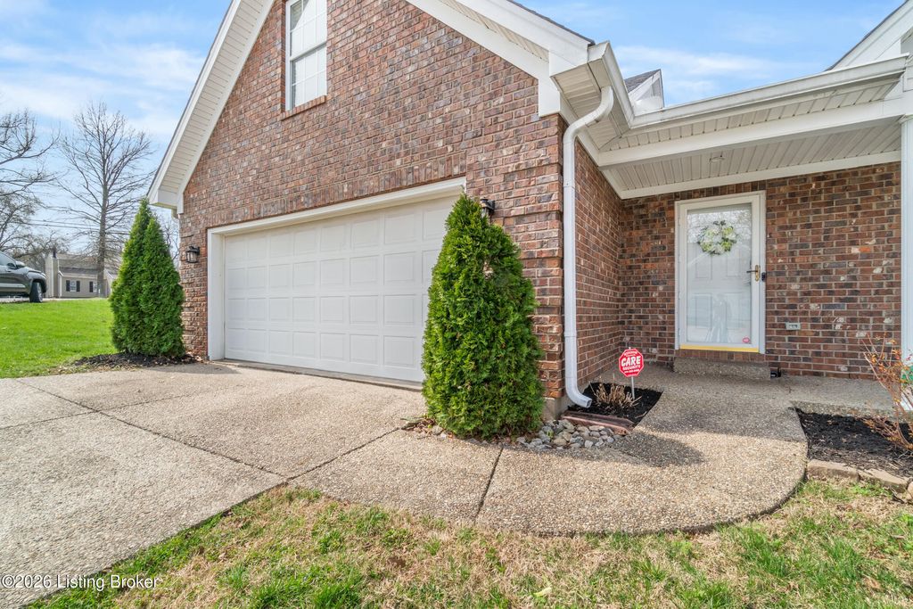 Photo of 2912 Hewitt Place Ct, Louisville, KY 40299 (MLS # 1711811)