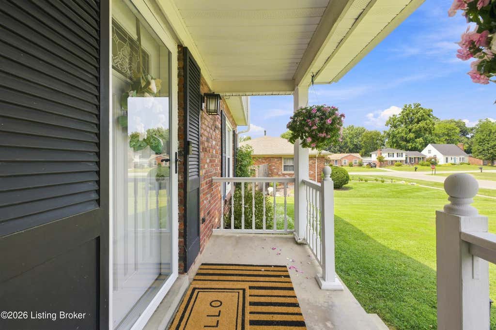 Photo of 9202 Auburn Ave, Jeffersontown, KY 40299 (MLS # 1726394)