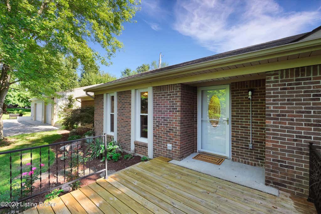 Photo of 1711 Crestview Dr, La Grange, KY 40031 (MLS # 1725517)