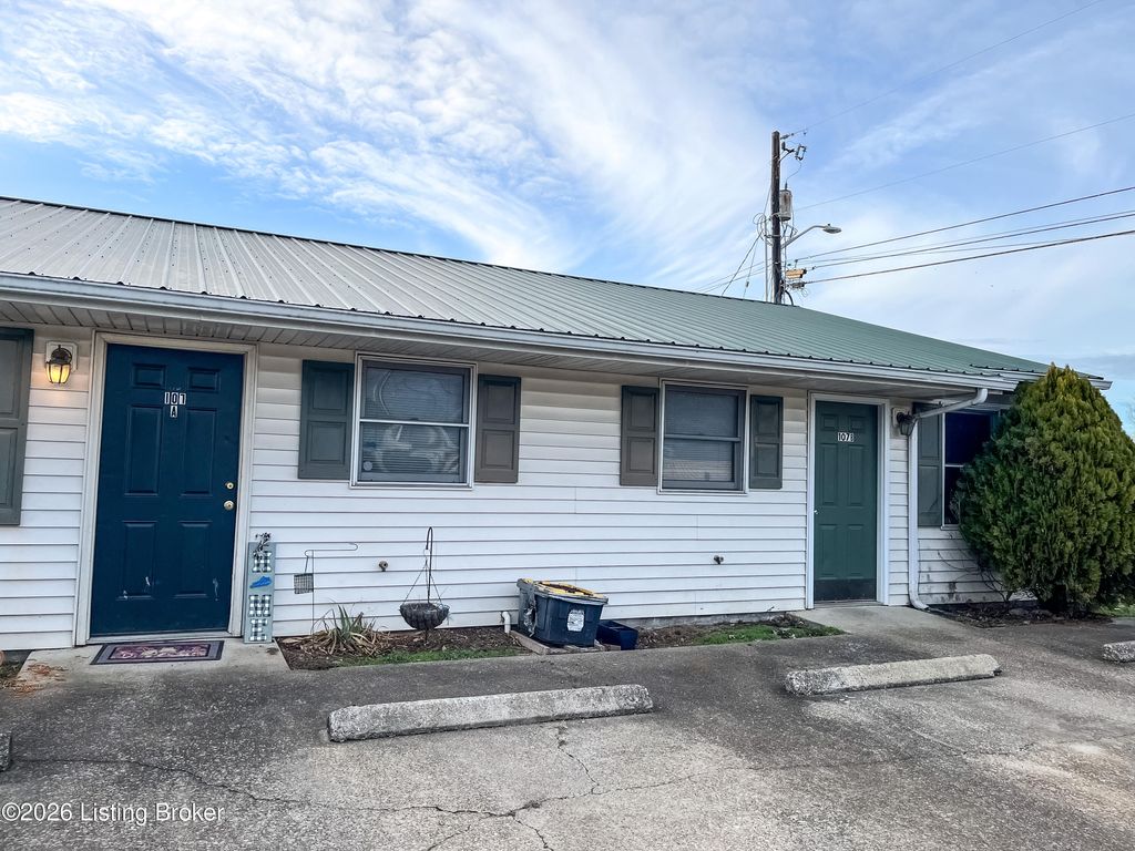 Photo of 107 W Short St, Clarkson, KY 42726 (MLS # 1706361)
