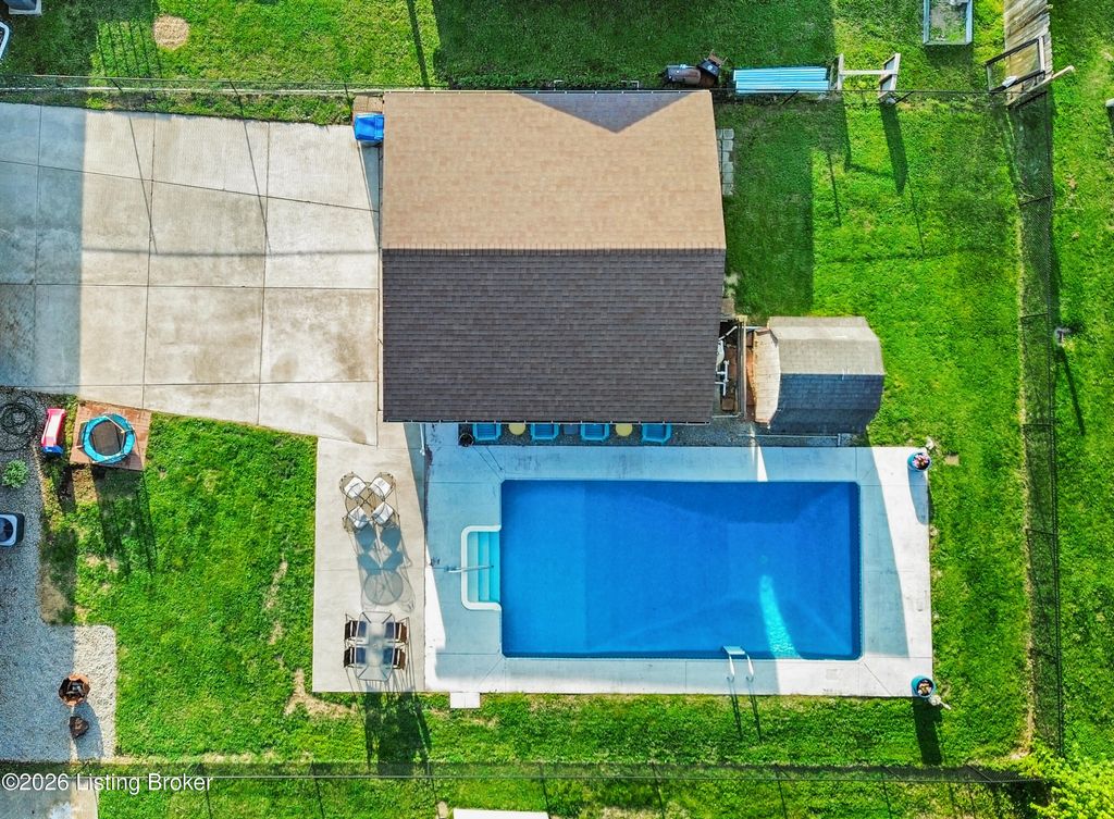 Photo of 2005 White Oak Ln, Louisville, KY 40216 (MLS # 1714355)