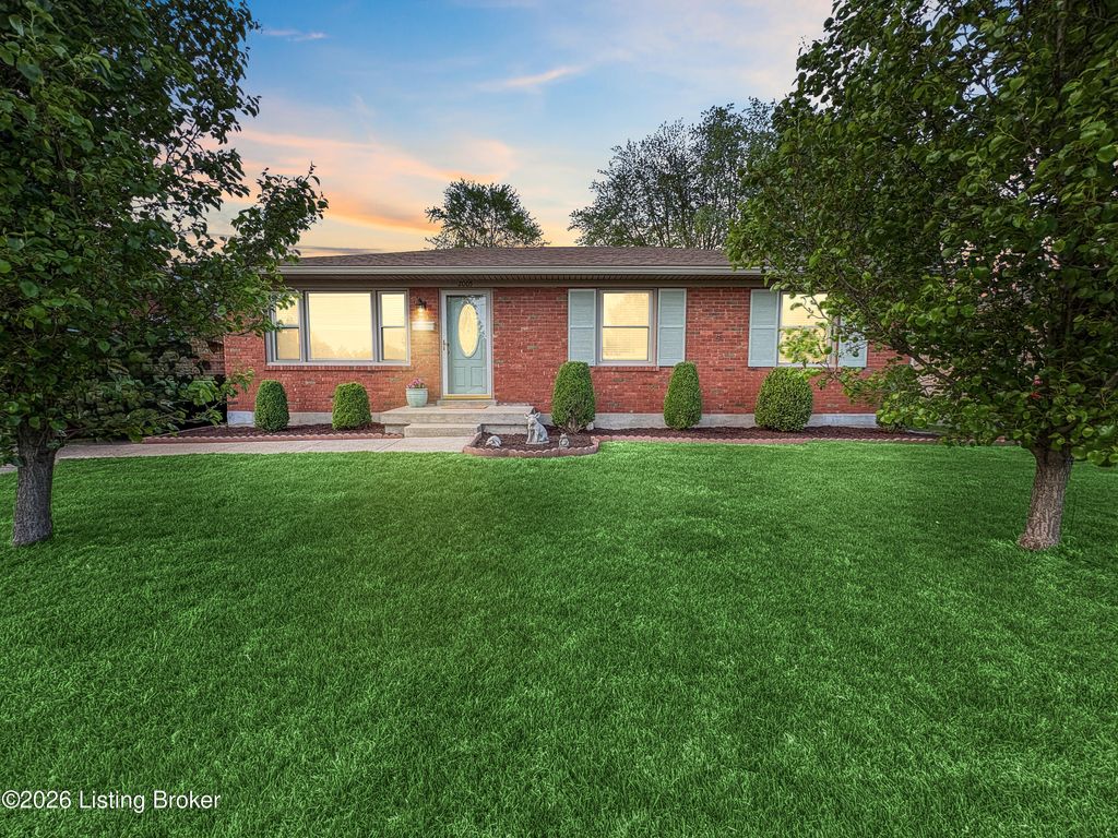 Photo of 2005 White Oak Ln, Louisville, KY 40216 (MLS # 1714355)