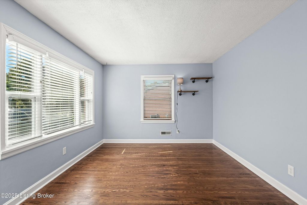 Photo of 7800 Glaser Ln, Louisville, KY 40228 (MLS # 1701349)