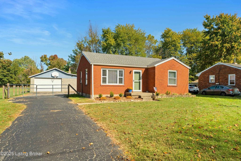 Photo of 7800 Glaser Ln, Louisville, KY 40228 (MLS # 1701349)