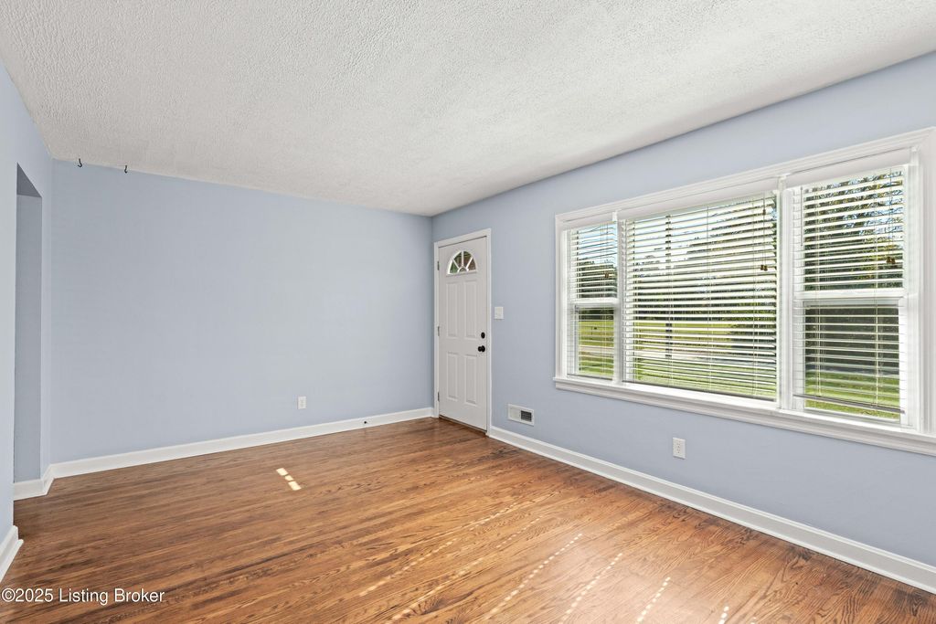 Photo of 7800 Glaser Ln, Louisville, KY 40228 (MLS # 1701349)