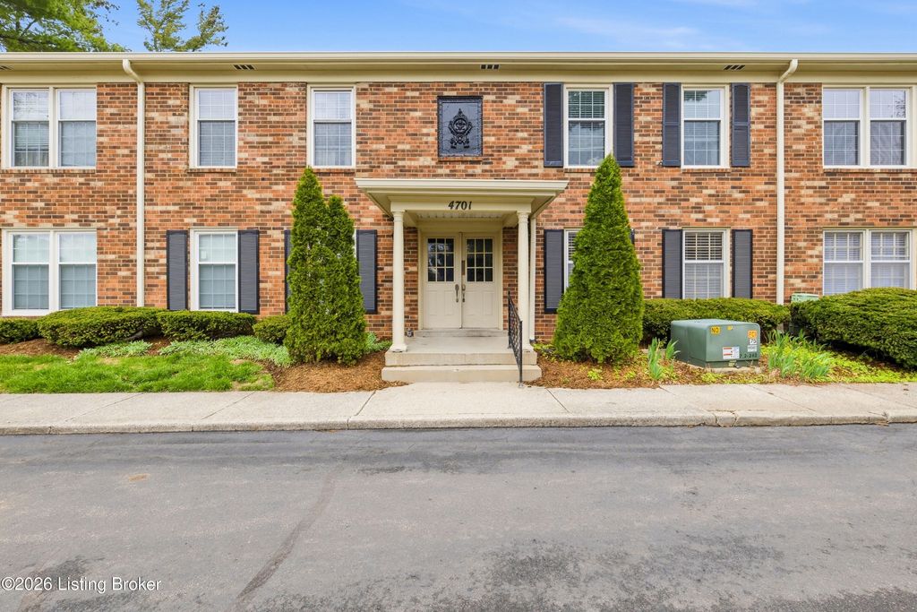 Photo of 4701 Salisbury Square #APT 102, Louisville, KY 40207 (MLS # 1711360)