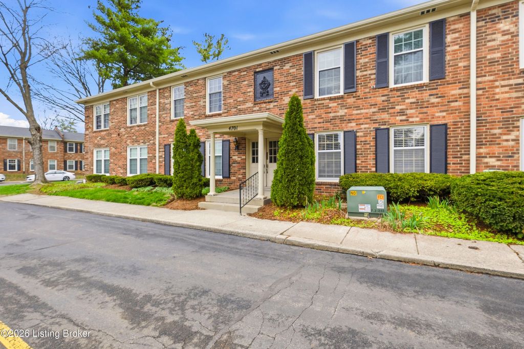 Photo of 4701 Salisbury Square #APT 102, Louisville, KY 40207 (MLS # 1711360)