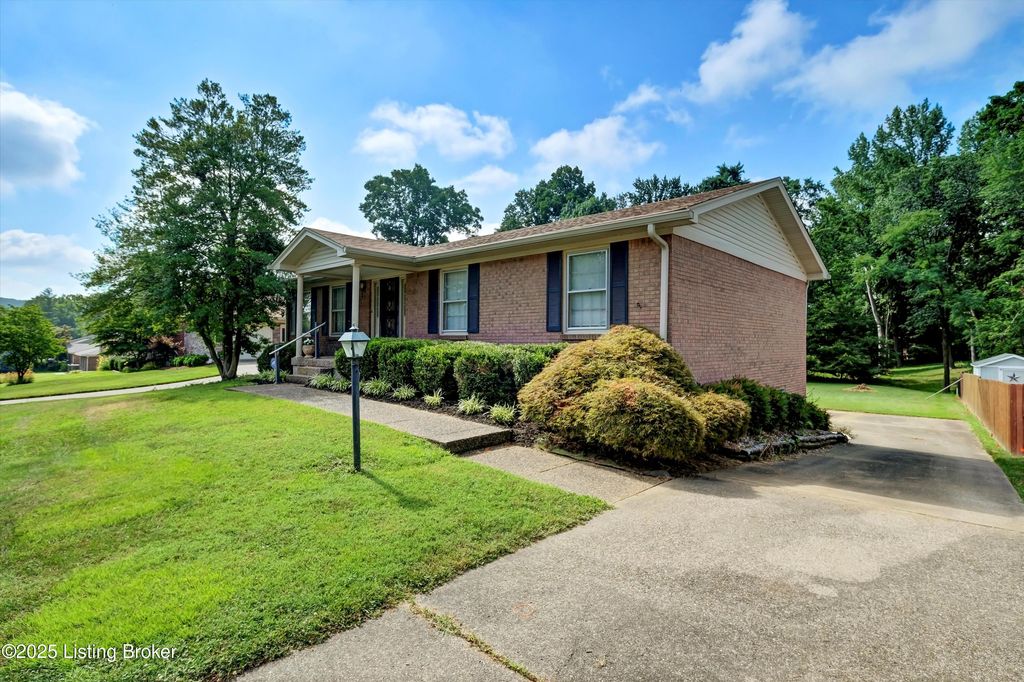Photo of 7604 Nottoway Cir, Louisville, KY 40214 (MLS # 1712804)