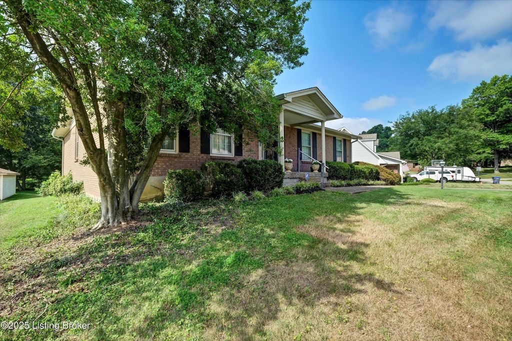 Photo of 7604 Nottoway Cir, Louisville, KY 40214 (MLS # 1712804)