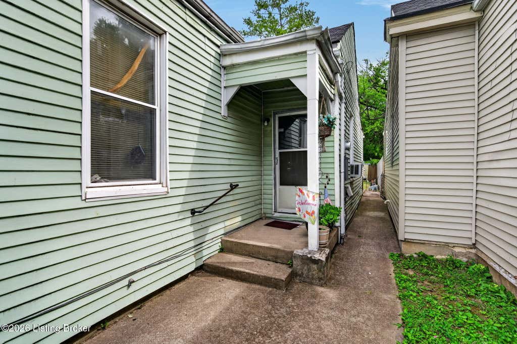 Photo of 915 Ash St, Louisville, KY 40217 (MLS # 1726601)