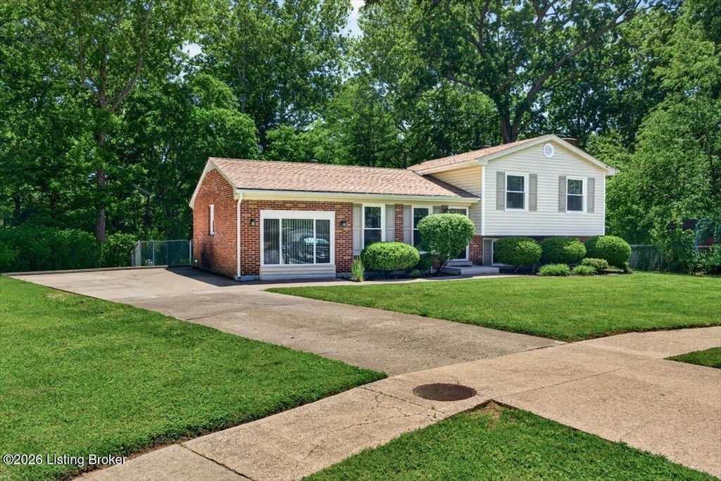 Photo of 7000 Cochise Ct, Louisville, KY 40258 (MLS # 1717422)