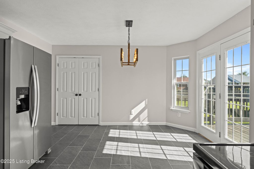 Photo of 401 Drake Dr, Shepherdsville, KY 40165 (MLS # 1701605)