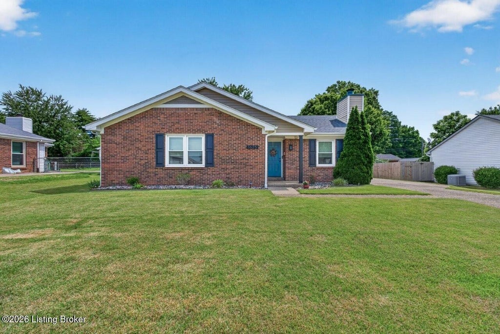 Photo of 1625 Crossridge Ln, Louisville, KY 40222 (MLS # 1719536)