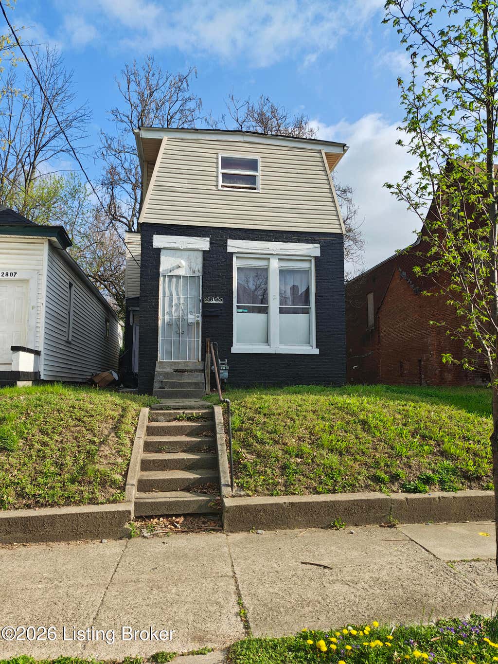 Photo of 2805 W Chestnut St, Louisville, KY 40211 (MLS # 1723420)