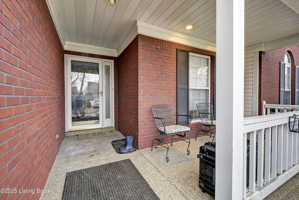 Photo of 8116 Eagles Crest Ct, Louisville, KY 40291 (MLS # 1705625)