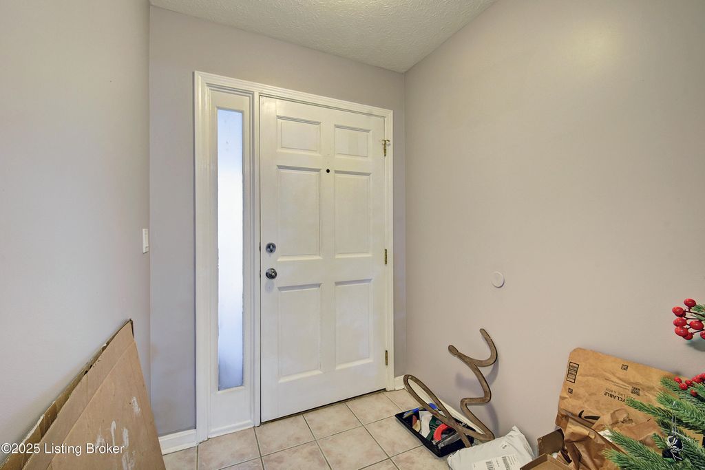 Photo of 8116 Eagles Crest Ct, Louisville, KY 40291 (MLS # 1705625)