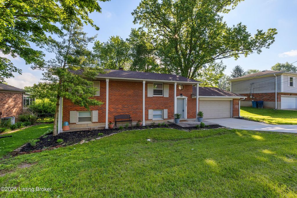 Photo of 1109 Crestview Way, Goshen, KY 40026 (MLS # 1686565)