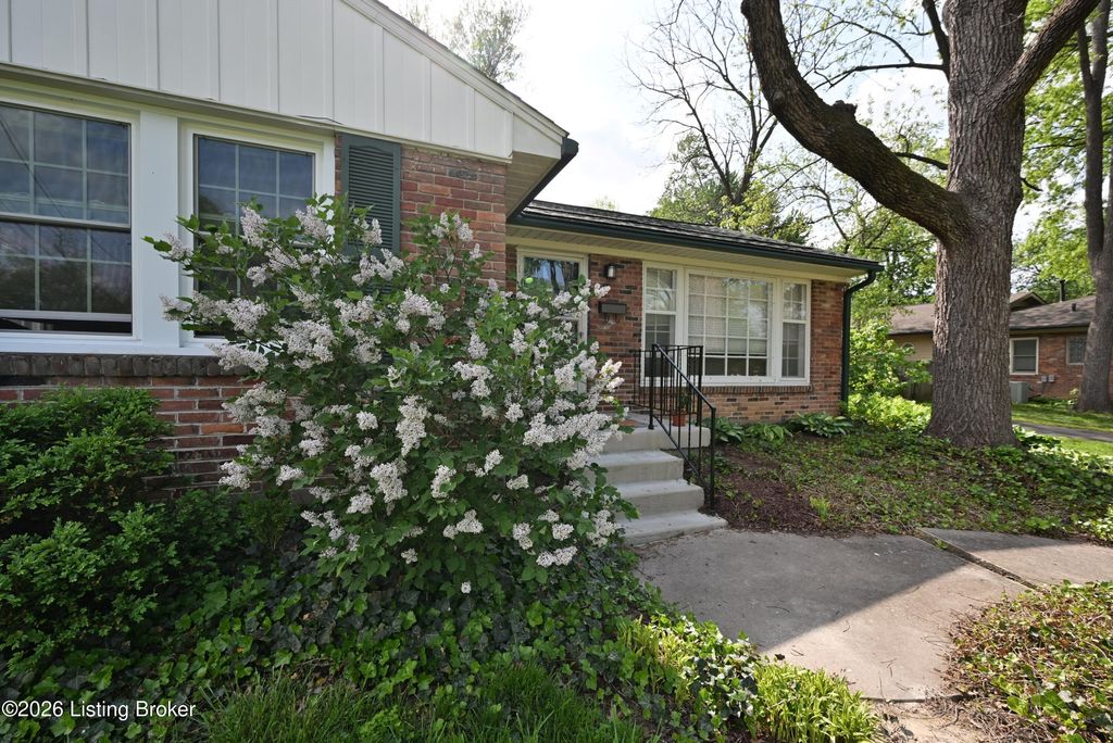 Photo of 318 Primrose Dr, Louisville, KY 40207 (MLS # 1716519)
