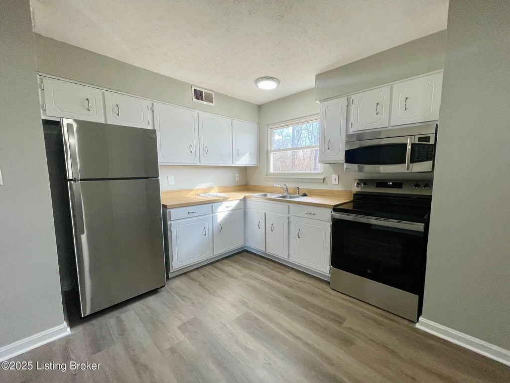 Photo of 7220 Harborton Way, Louisville, KY 40228 (MLS # 1711260)