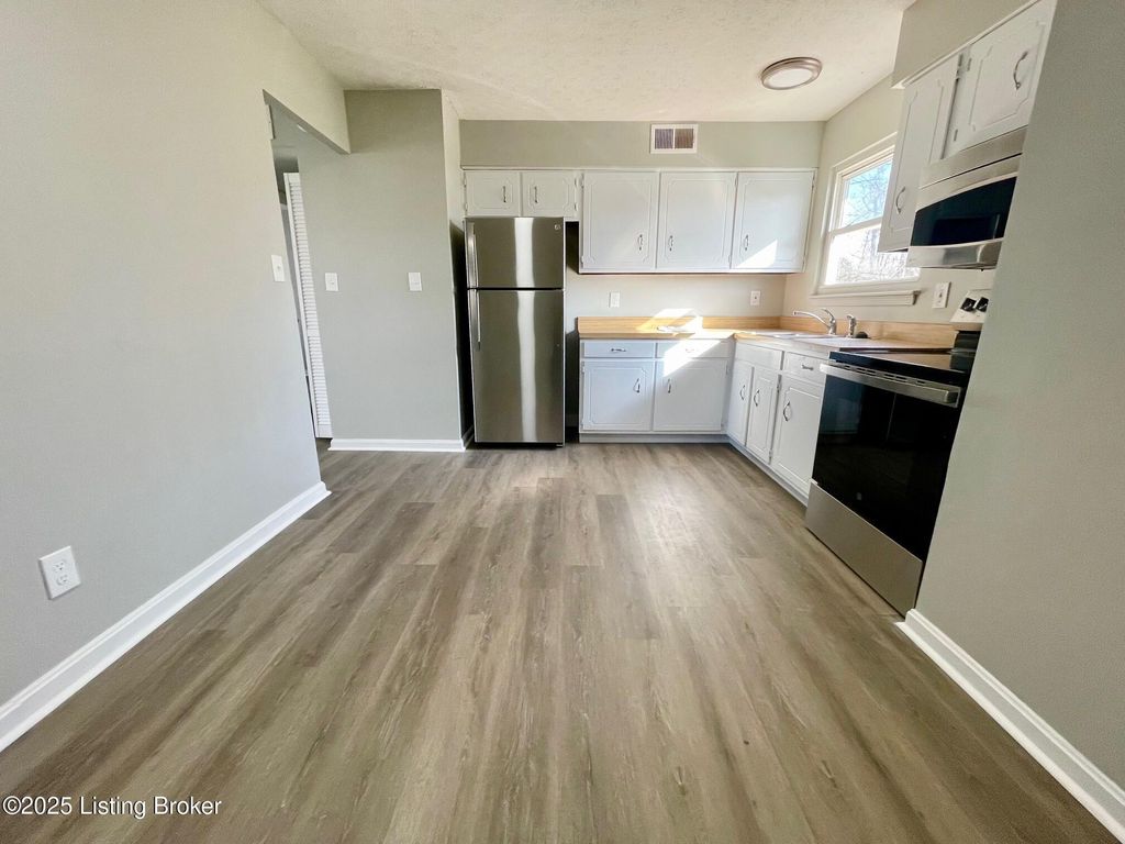 Photo of 7220 Harborton Way, Louisville, KY 40228 (MLS # 1711260)