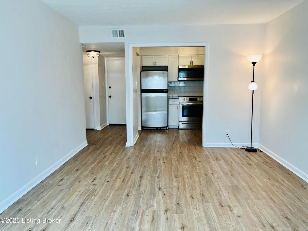 Photo of 1935 Gardiner Ln #APT F92, Louisville, KY 40205 (MLS # 1715104)