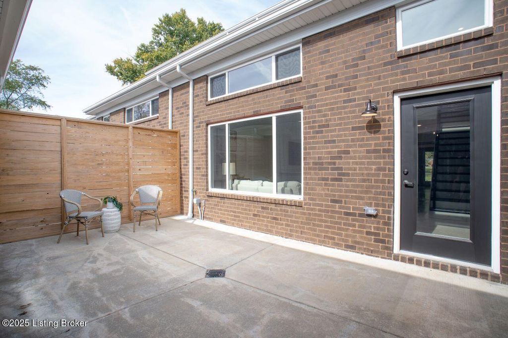 Photo of 613 Burnett Farm Ln, Douglass Hills, KY 40243 (MLS # 1709774)