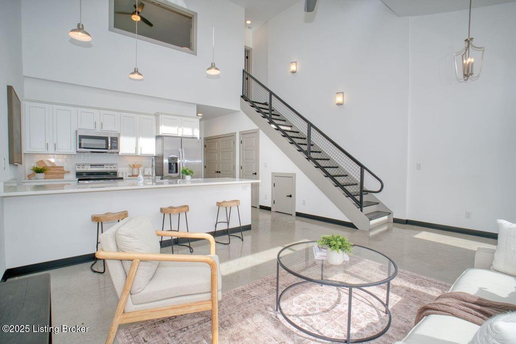 Photo of 613 Burnett Farm Ln, Douglass Hills, KY 40243 (MLS # 1709774)