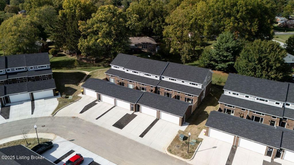 Photo of 613 Burnett Farm Ln, Douglass Hills, KY 40243 (MLS # 1709774)