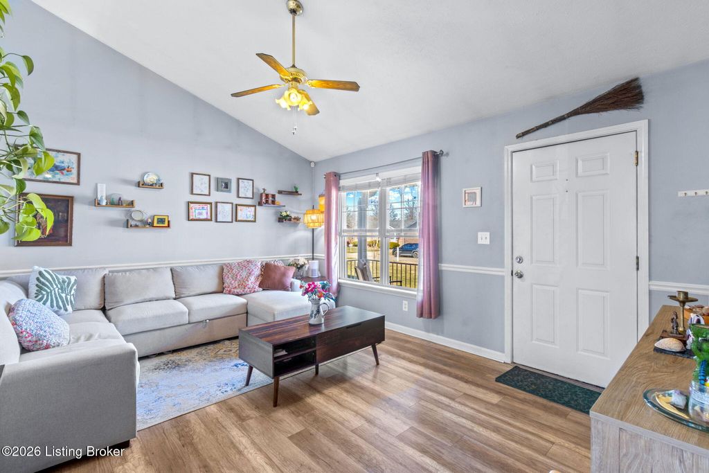 Photo of 4012 Cedarway Ct, Louisville, KY 40229 (MLS # 1710895)