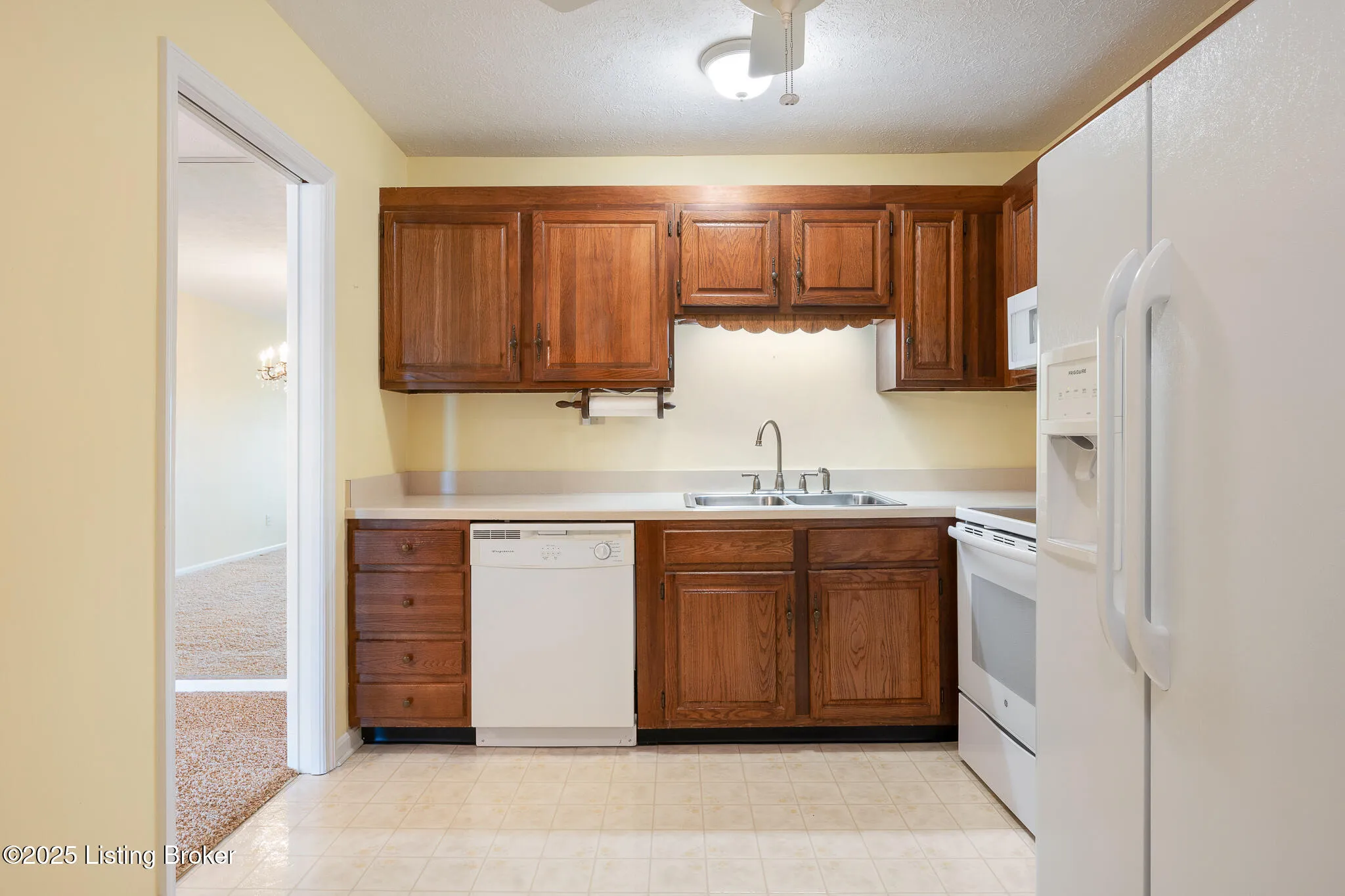 Louisville, Kentucky 40220, United States, 2 Bedrooms Bedrooms, ,1 BathroomBathrooms,Residential,Active,135256