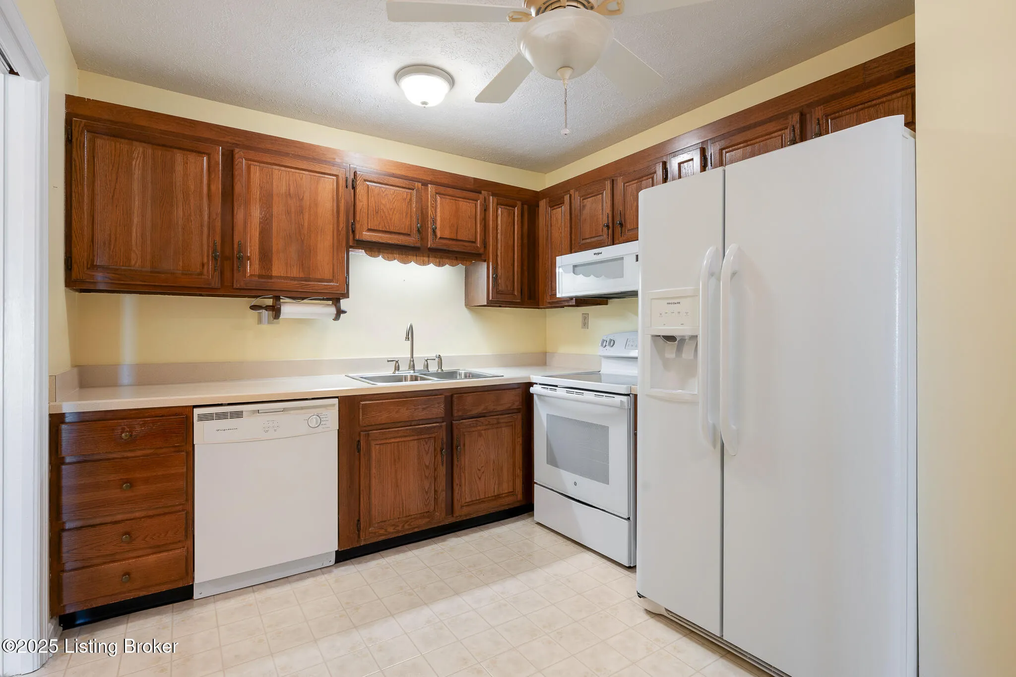 Louisville, Kentucky 40220, United States, 2 Bedrooms Bedrooms, ,1 BathroomBathrooms,Residential,Active,135256