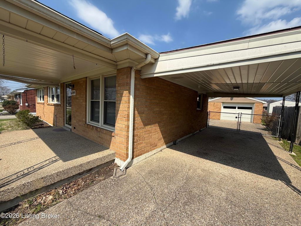 Photo of 6209 Red Spruce Dr, Louisville, KY 40229 (MLS # 1712826)