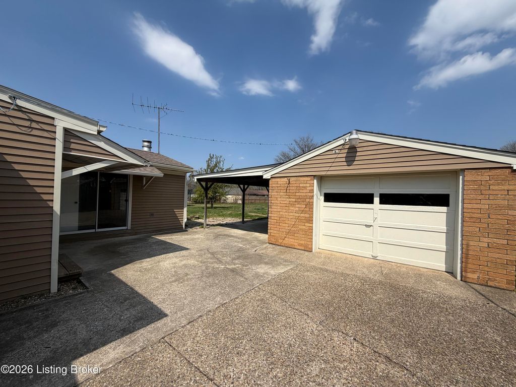 Photo of 6209 Red Spruce Dr, Louisville, KY 40229 (MLS # 1712826)