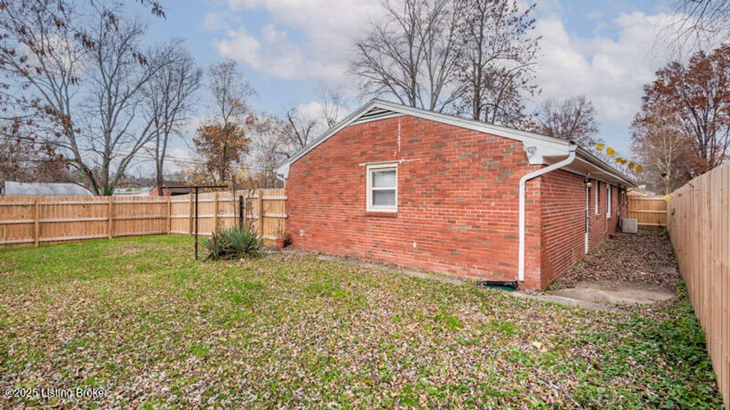 Photo of 5407 Robinwood Rd, Louisville, KY 40218 (MLS # 1704240)