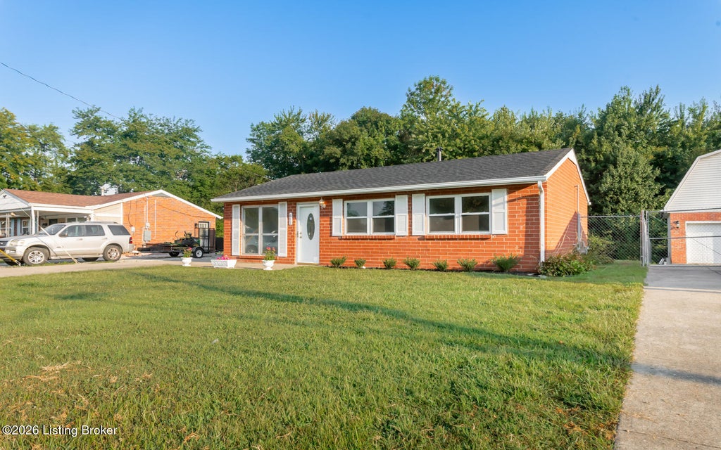 Photo of 611 Glengarry Dr, Louisville, KY 40118 (MLS # 1728400)