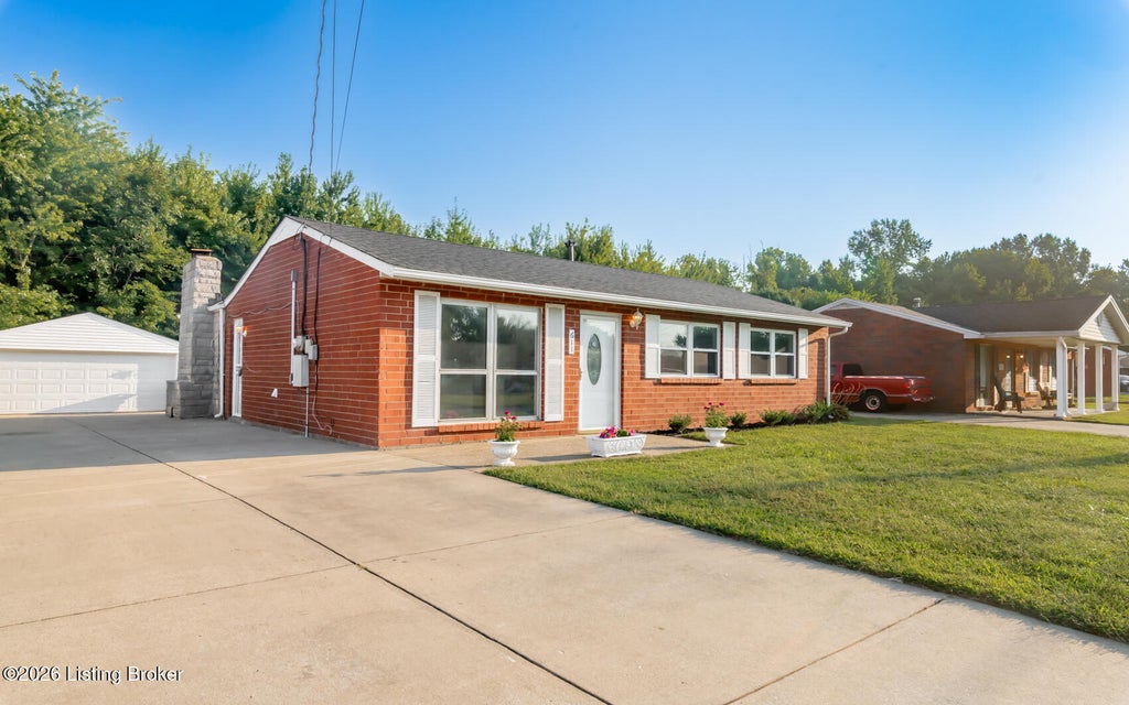 Photo of 611 Glengarry Dr, Louisville, KY 40118 (MLS # 1728400)