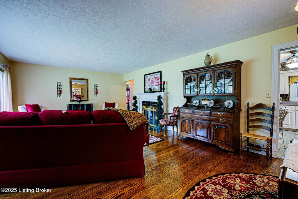 Photo of 9610 Watterson Trail, Jeffersontown, KY 40299 (MLS # 1699111)