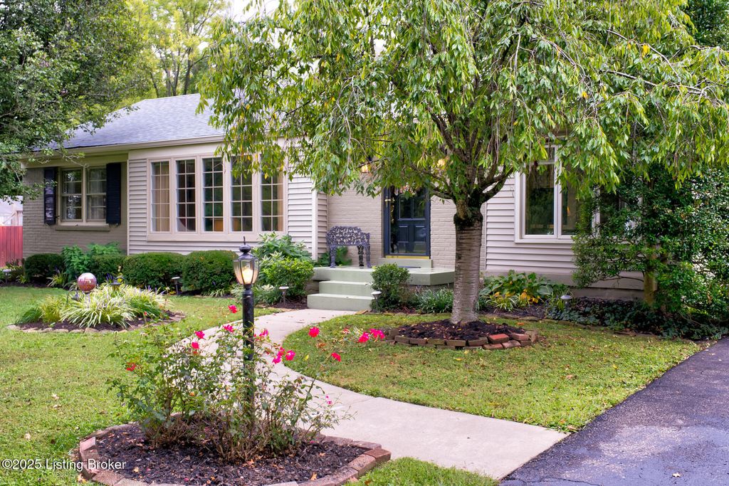 Photo of 9610 Watterson Trail, Jeffersontown, KY 40299 (MLS # 1699111)