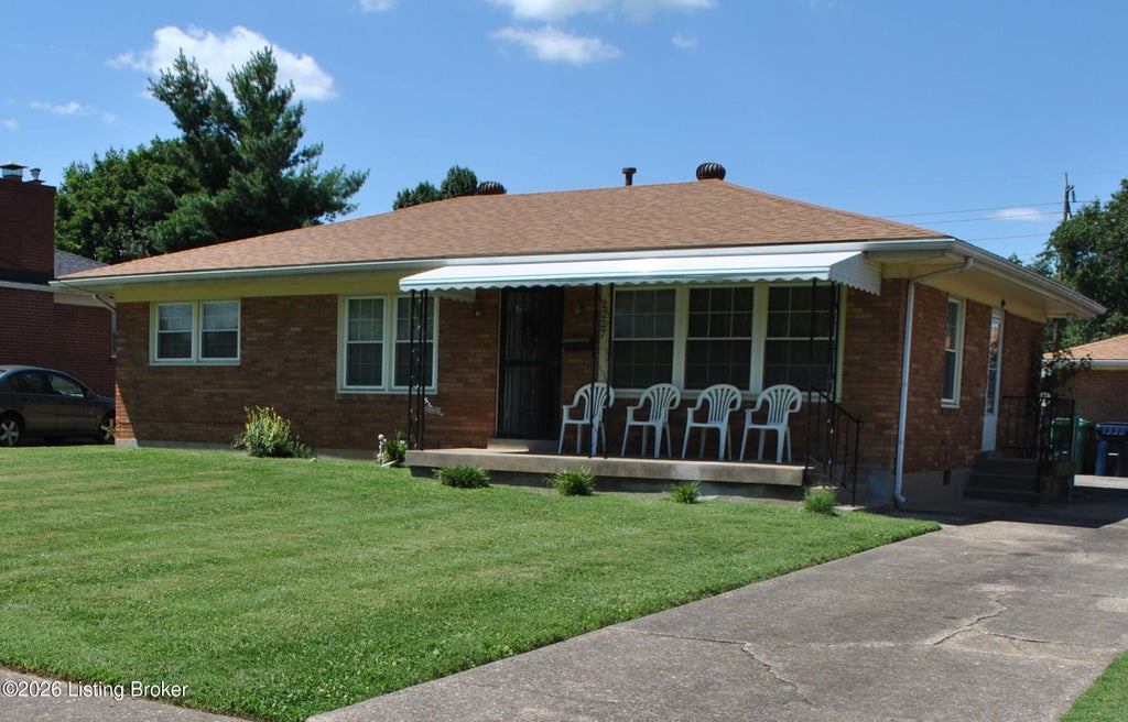 Photo of 2227 Mary Catherine Dr, Louisville, KY 40216 (MLS # 1723569)