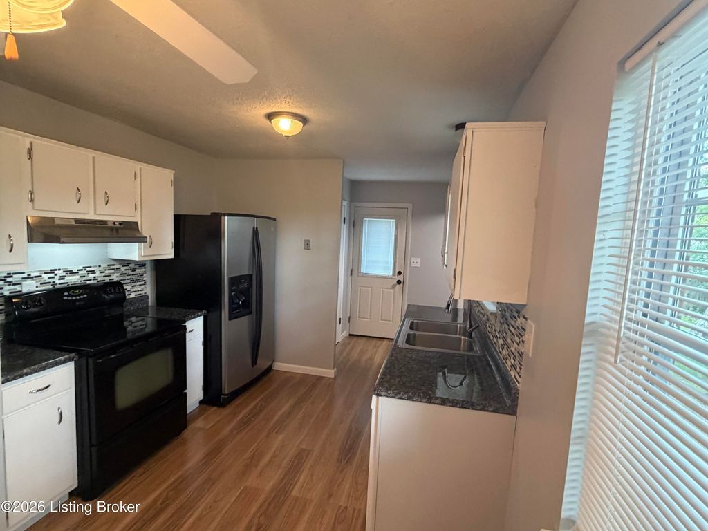 Photo of 4021 Tally Ho Ct, Louisville, KY 40299 (MLS # 1716237)