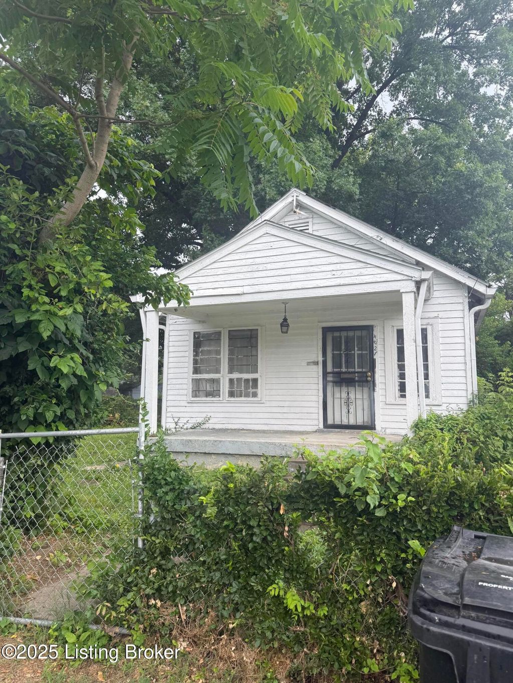 Photo of 4021 Grand Ave, Louisville, KY 40211 (MLS # 1700596)