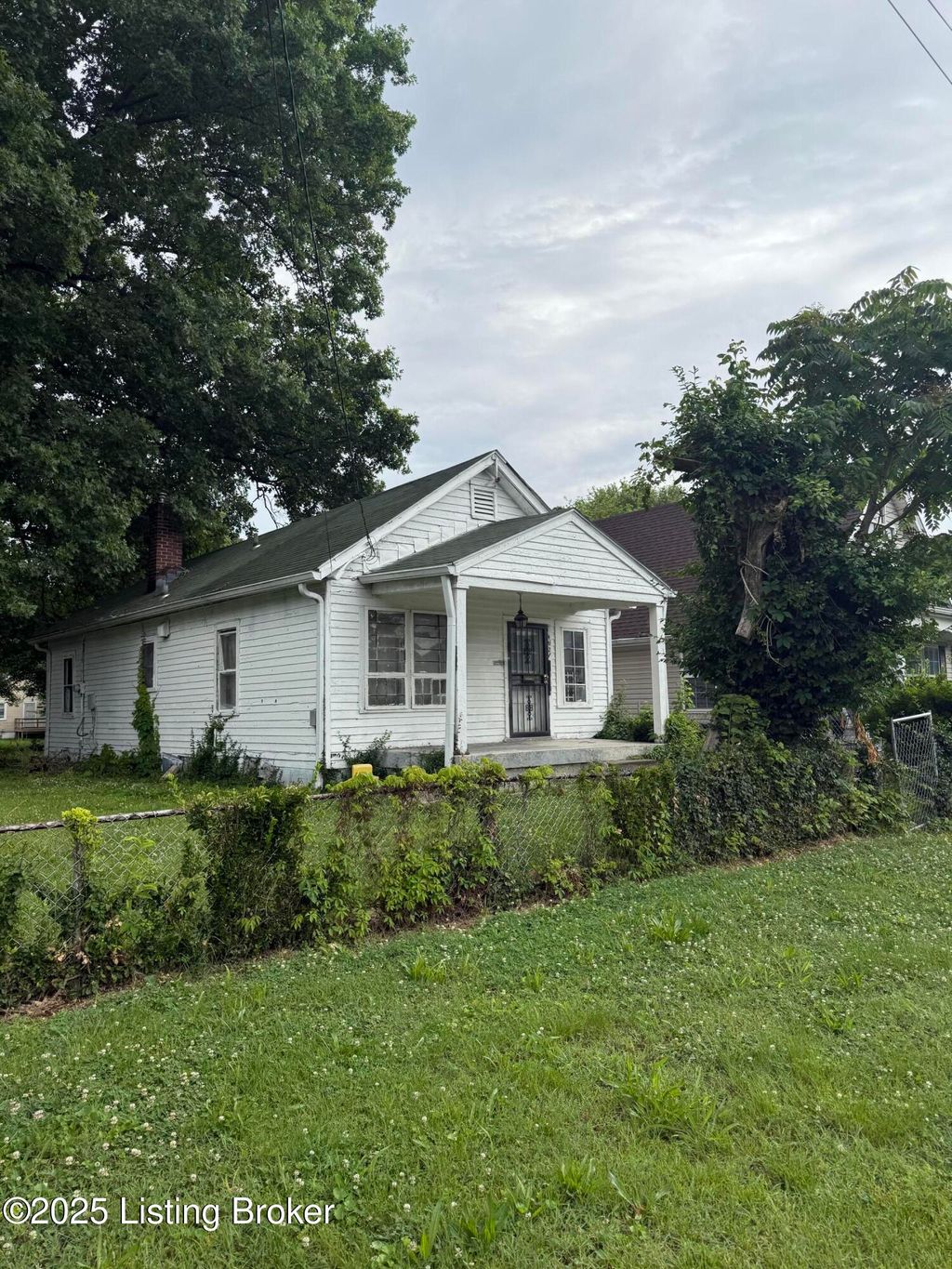 Photo of 4021 Grand Ave, Louisville, KY 40211 (MLS # 1700596)