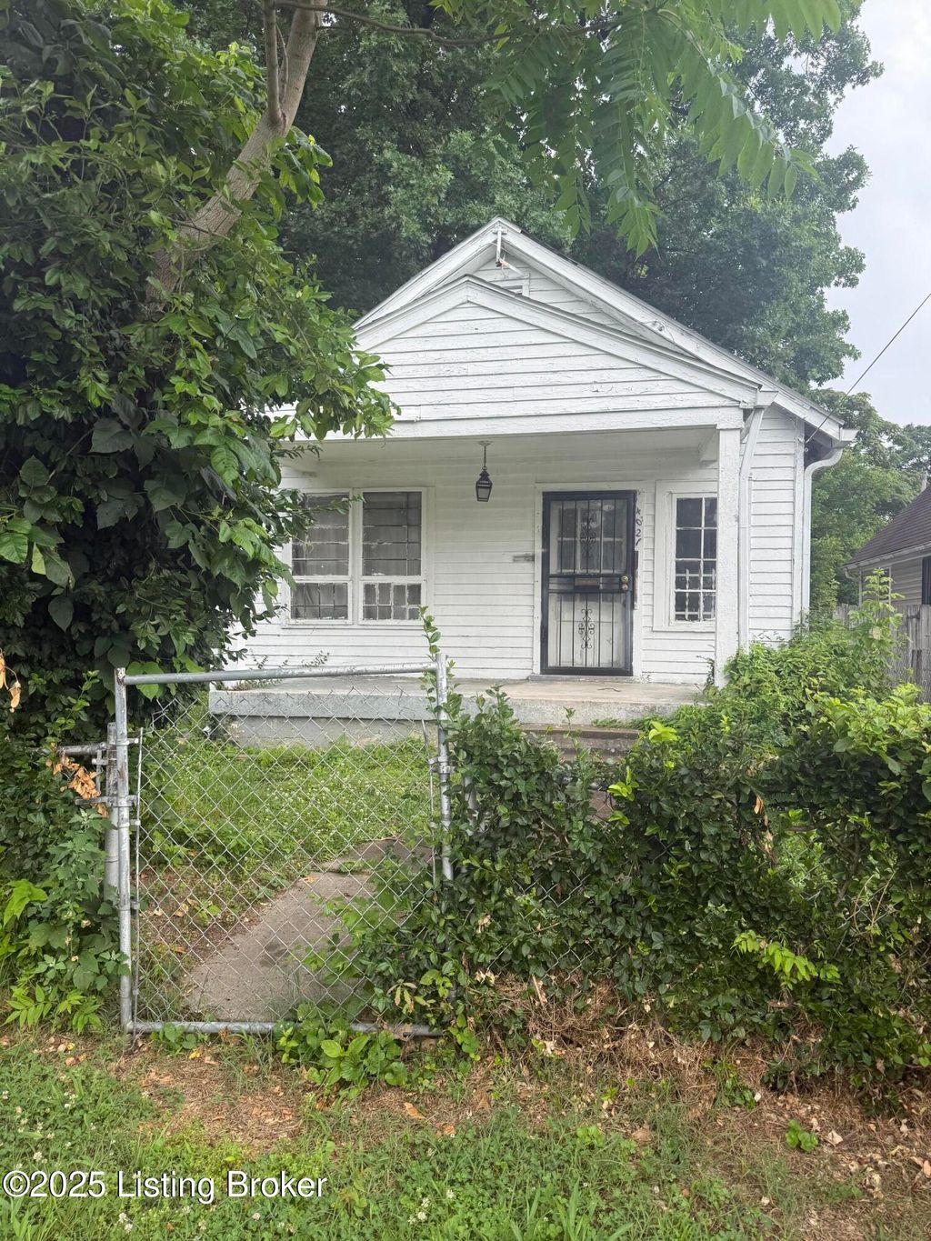 Photo of 4021 Grand Ave, Louisville, KY 40211 (MLS # 1700596)