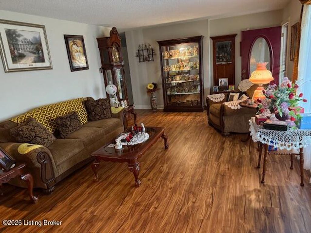 Photo of 208 Lakewood Dr, Elizabethtown, KY 42701 (MLS # 1710392)